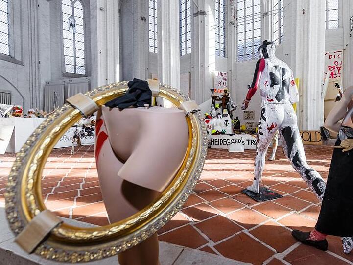Die Meese-Installation "Grossmutter/Macht" in Lübeck.