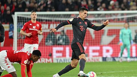 Münchens Neuzugang Joao Cancelo (r) zieht im Dribbling am Mainzer Edmilson Fernandes vorbei.
