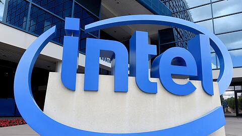 Das Logo des Chipherstellers Intel steht vor der Zentrale des Unternehmens.