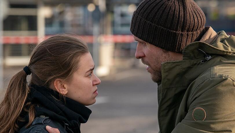 "Jenseits der Spree: Toxisch": Überwachungskameras des Einkaufszentrums zeigen, dass Hannes Seidel (Nils Malten, r.) vor seinem Tod mit seiner Nichte Lilly Seidel (Alexandra Pfeifer, l.) einen heftigen Streit hatte.
