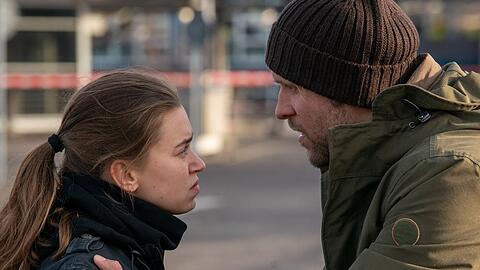 "Jenseits der Spree: Toxisch": Überwachungskameras des Einkaufszentrums zeigen, dass Hannes Seidel (Nils Malten, r.) vor seinem Tod mit seiner Nichte Lilly Seidel (Alexandra Pfeifer, l.) einen heftigen Streit hatte.