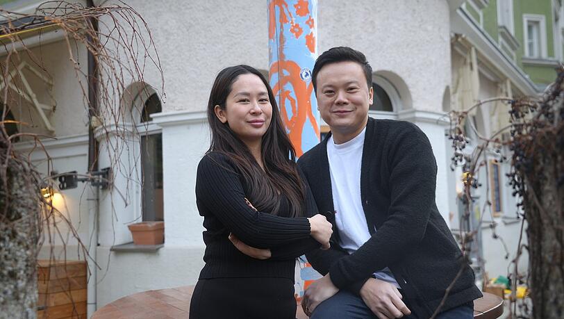 Das neue Wirtepaar im ehemaligen Roland's Eck: Tramy Nguyen (l.) und Viet Hai Pham vor ihrem neuen Lokal in der Viktoriastra&szlig;e 23.