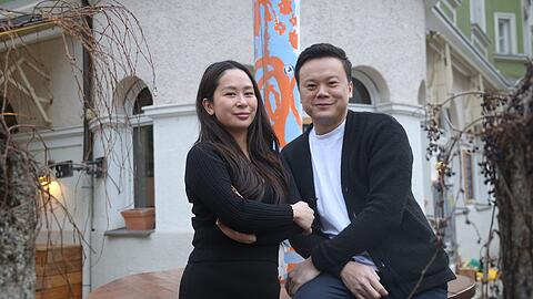 Das neue Wirtepaar im ehemaligen Roland's Eck: Tramy Nguyen (l.) und Viet Hai Pham vor ihrem neuen Lokal in der Viktoriastra&szlig;e 23.