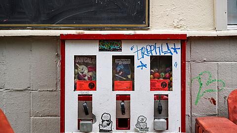 Mit B&ouml;llern aus Tschechien gelang es dem Trio, einen Kaugummiautomaten zu sprengen. (Symbolbild)