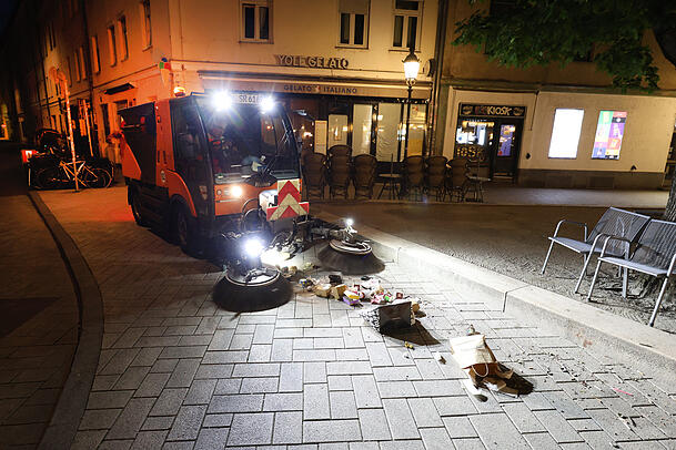 Die Kehrmaschine saugt die Müllhaufen am Wedekindplatz auf. Die Kehrmaschine saugt die Müllhaufen am Wedekindplatz auf.