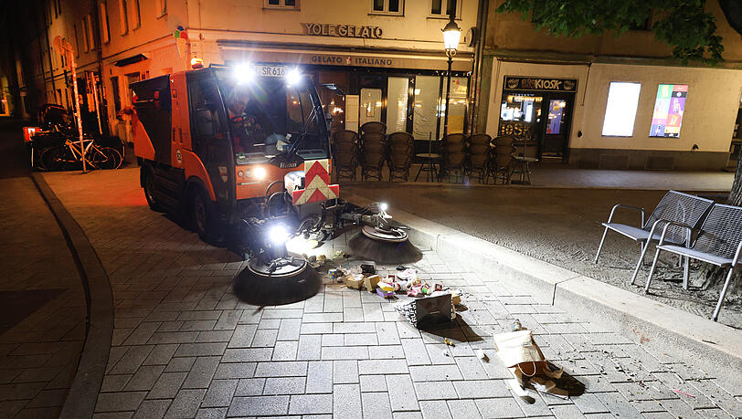 Die Kehrmaschine saugt die Müllhaufen am Wedekindplatz auf. Die Kehrmaschine saugt die Müllhaufen am Wedekindplatz auf.