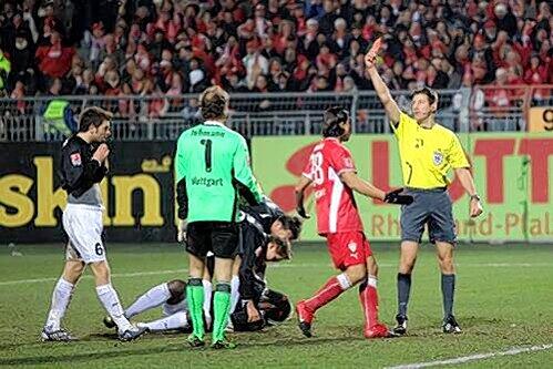 Die fünfte Rote Karte seiner Karriere: Beim 1:1 in Mainz flog Jens Lehmann vom Platz, weil er dem Mainzer Bancé (am Boden) auf den Fuß stieg.