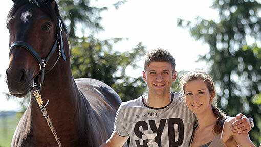 Springpferd Lou, Lisa Müller - und Bayern-Star Thomas. Springpferd Lou, Lisa Müller - und Bayern-Star Thomas.