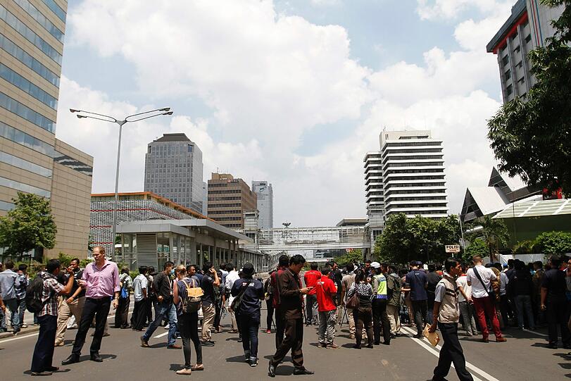 Terroranschlag in Indonesien: Bei einem Bombenanschlag und einer Schießerei in Jakarta sind mindestens sieben Menschen getötet worden.