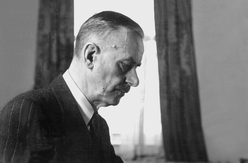 Das undatierte Archivbild zeigt den deutschen Schriftsteller Thomas Mann an einem Schreibtisch.