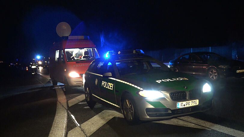 Das Ehepaar im Auto kam mit schwersten Verletzungen ins Krankenhaus. Der Lkw-Fahrer wurde zum Helden, weil er nach dem Unfall sofort das brennende Auto löschte. Die Bilder von der Unfallstelle.