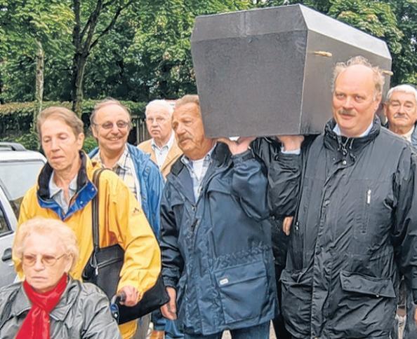 Trauerzug für die Linie 50: So demonstrierten Anwohner vor knapp drei Jahren für ihren Bus.