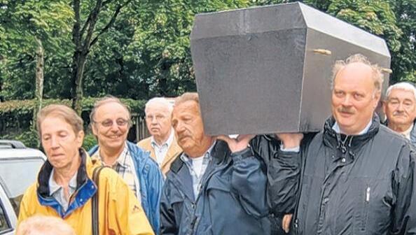 Trauerzug für die Linie 50: So demonstrierten Anwohner vor knapp drei Jahren für ihren Bus. Trauerzug für die Linie 50: So demonstrierten Anwohner vor knapp drei Jahren für ihren Bus.