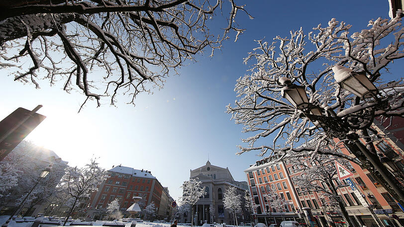 Was für eine Schau! Das Gärtnerplatz-Theater und die umliegenden Bauten am winterlichen Gärtnerplatz.