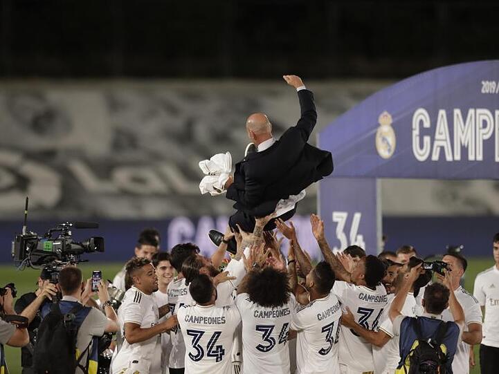 Die Real-Profis lassen Meister-Trainer Zinedine Zidane hoch leben.