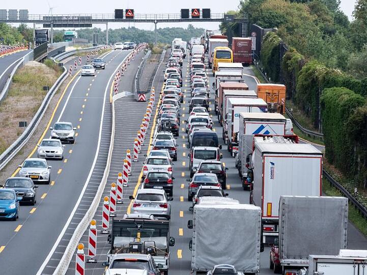 So kann's aussehen: In Sachsen hat ein Autofahrer seinen Wagen mit leerem Tank durch eine Baustelle geschoben - leider war sie anders als die auf unserem Foto nur einspurig.