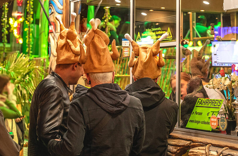 Man kann von ihnen halten, was man will. Aber sie sind von der Wiesn einfach nicht mehr wegzukriegen: die Hendlhüte.