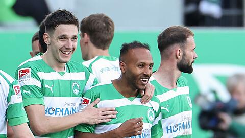 Der Fürther Julian Green (M) jubelt mit seinen Kollegen über seinen Treffer zum 1:0.