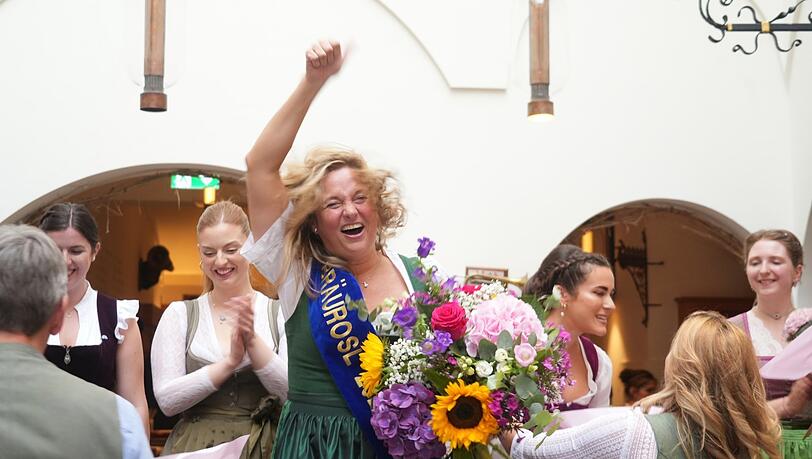 Gewinnerin Rosi liebt Blasmusik und freut sich darauf, die "Böhmische Liebe" in der Bräurosl zu singen - wie bereits am Dienstag. Gewinnerin Rosi liebt Blasmusik und freut sich darauf, die "Böhmische Liebe" in der Bräurosl zu singen - wie bereits am Dienstag.