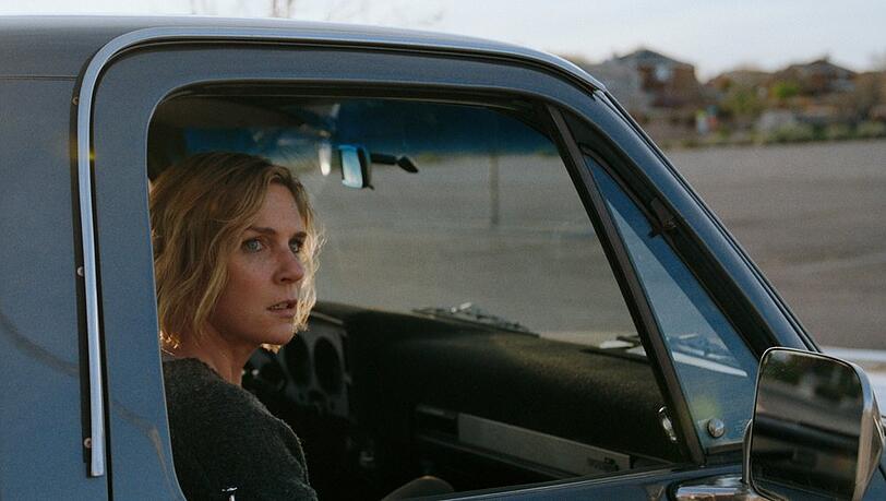 Wird schnell zum einsamsten Menschen auf der Welt: "Better Call Saul"-Star Rhea Seehorn in "Pluribus". Wird schnell zum einsamsten Menschen auf der Welt: "Better Call Saul"-Star Rhea Seehorn in "Pluribus".