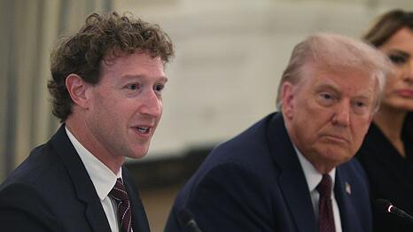 Mark Zuckerberg h&auml;lt nichts von einer allgemeinen Drosselung des Entwicklungstempos von KI - ebenso wenig US-Pr&auml;sident Donald Trump (rechts).