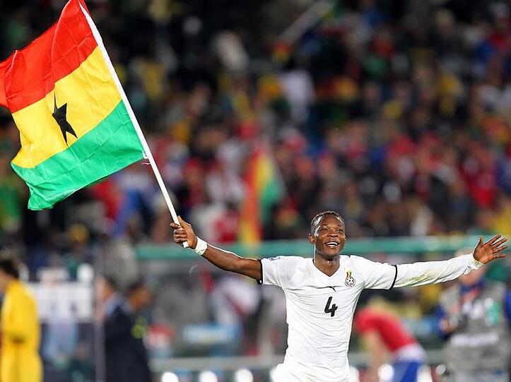 Ghanas John Pantsil schwenkt die ghanaische Flagge.