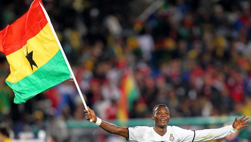 Ghanas John Pantsil schwenkt die ghanaische Flagge. Ghanas John Pantsil schwenkt die ghanaische Flagge.