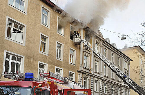 Über eine Drehleiter gelangten die Feuerwehrmänner in die brennende Wohnung im dritten Stock.