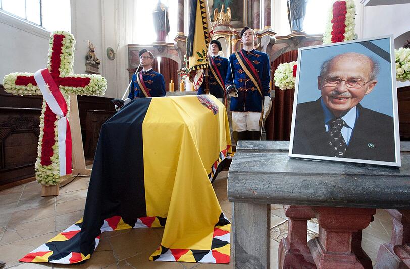 Der mit der Familienfahne bedeckte Sarg von Otto von Habsburg steht mit einem Ehrenspalier der Schützenkompanie Zirl aus Österreich, in der Sankt-Ulrichs-Kirche in Pöcking am Starnberger See, aufgebahrt am Altar.