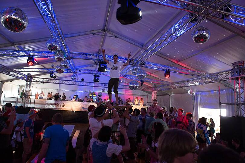 Dirndl und Lederhosen am kroatischen Strand: Bilder von der wilden Springbreak Wiesn-Party zum Durchklicken!