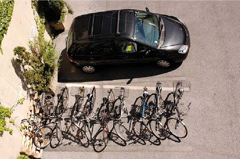 Bis zu neun Räder passen auf einen regulären Auto-Stellplatz, wie dieses Foto zeigt.