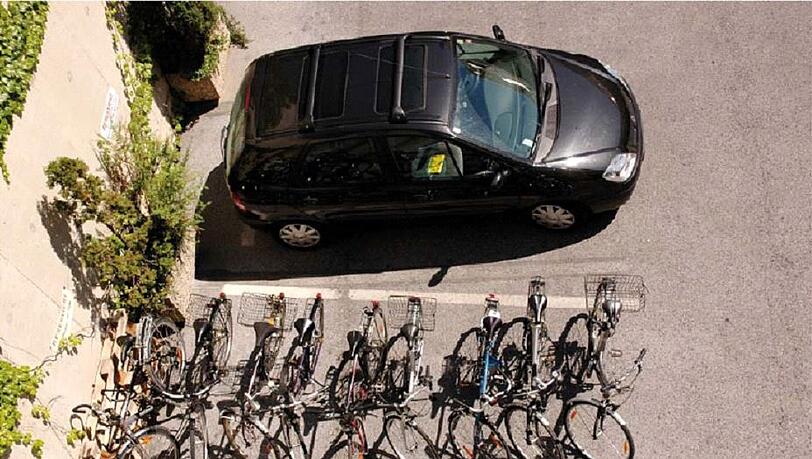 Bis zu neun Räder passen auf einen regulären Auto-Stellplatz, wie dieses Foto zeigt. Bis zu neun Räder passen auf einen regulären Auto-Stellplatz, wie dieses Foto zeigt.