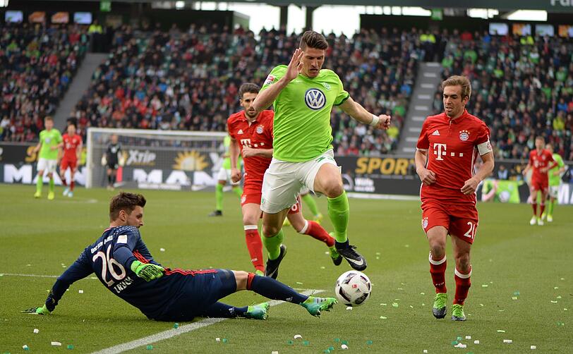 SVEN ULREICH: NOTE 2. Neuers Stellvertreter mit einem Ausflug (8.), bei dem er gegen Gomez zu spät kam &ndash; aber auch keinen Platzverweis riskierte. Ansonsten kaum gefordert. Stand bei der Überquerung der Meister-Ziellinie auf dem Platz. Konnte einen weiteren Titel in seine Vita aufnehmen. Das Double 2016, den Supercup zu Beginn dieser Saison, nun die zweite Schale.
