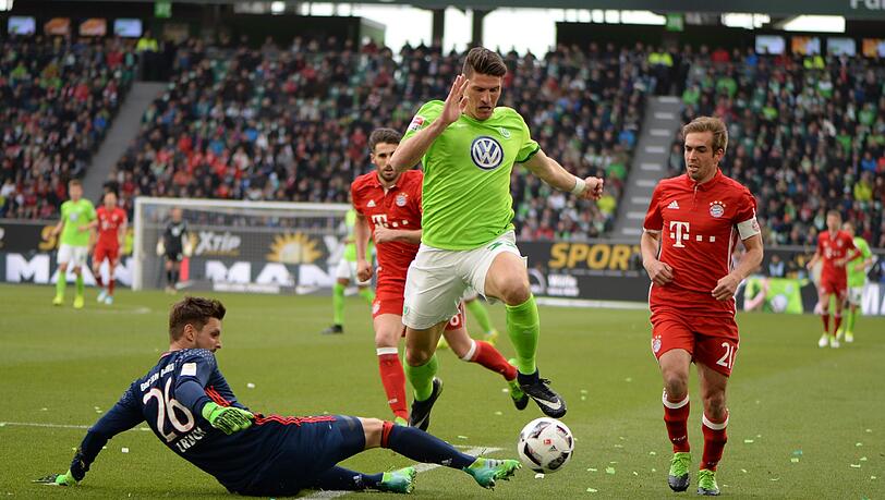 SVEN ULREICH: NOTE 2. Neuers Stellvertreter mit einem Ausflug (8.), bei dem er gegen Gomez zu spät kam – aber auch keinen Platzverweis riskierte. Ansonsten kaum gefordert. Stand bei der Überquerung der Meister-Ziellinie auf dem Platz. Konnte einen weiteren Titel in seine Vita aufnehmen. Das Double 2016, den Supercup zu Beginn dieser Saison, nun die zweite Schale. SVEN ULREICH: NOTE 2. Neuers Stellvertreter mit einem Ausflug (8.), bei dem er gegen Gomez zu spät kam – aber auch keinen Platzverweis riskierte. Ansonsten kaum gefordert. Stand bei der Überquerung der Meister-Ziellinie auf dem Platz. Konnte einen weiteren Titel in seine Vita aufnehmen. Das Double 2016, den Supercup zu Beginn dieser Saison, nun die zweite Schale.