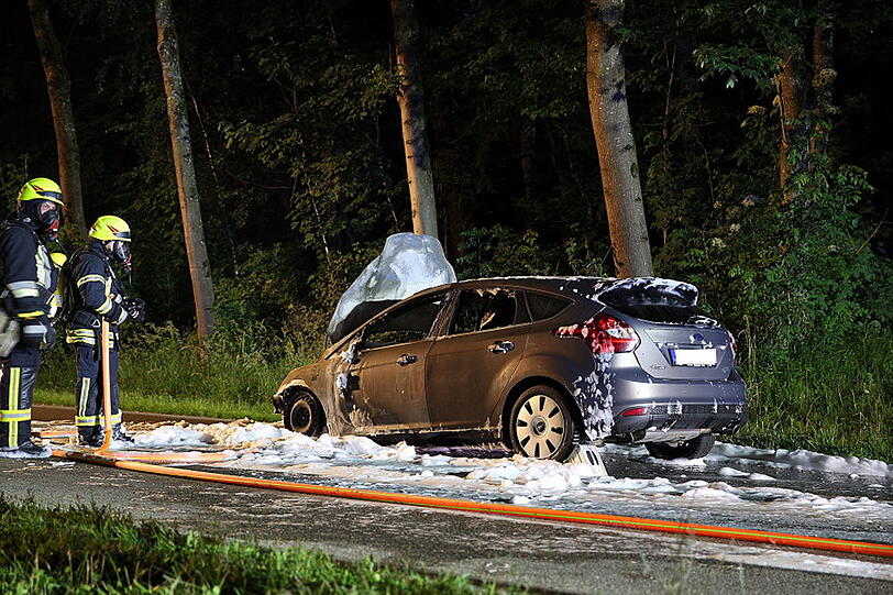 Der Fahrer konnte sich gerade noch in Sicherheit bringen, das Auto war jedoch nicht mehr zu retten.