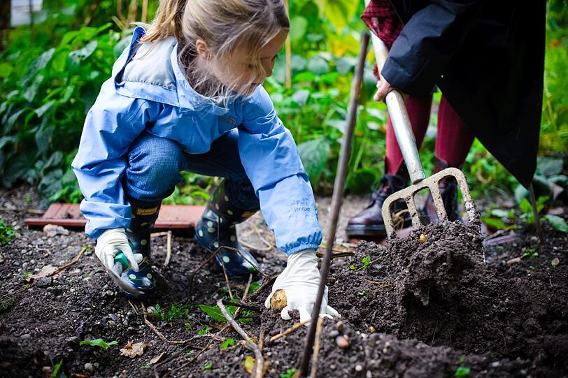 Kinder übernehmen die Pflege von Grünflächen an ihrer Schule und im Stadtteil.