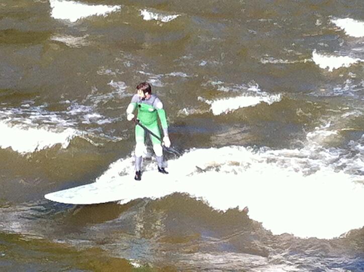 Ritt auf der Welle: die Isar-Surfer vom Sonntag.