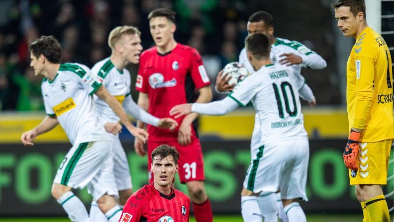 Die Gladbacher Spieler freuen sich im Hintergrund über den Treffer zum 1:1-Ausgleich gegen Freiburg. Die Gladbacher Spieler freuen sich im Hintergrund über den Treffer zum 1:1-Ausgleich gegen Freiburg.