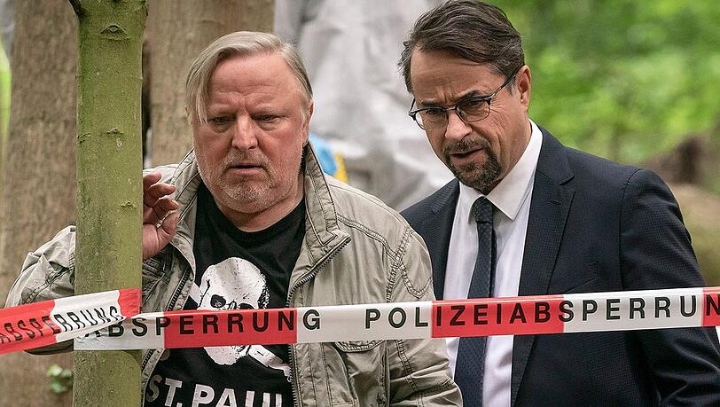 "Tatort: Des Teufels langer Atem": Kommissar Thiel (Axel Prahl) trifft mit Professor Boerne (Jan Josef Liefers) am Tatort ein. "Tatort: Des Teufels langer Atem": Kommissar Thiel (Axel Prahl) trifft mit Professor Boerne (Jan Josef Liefers) am Tatort ein.