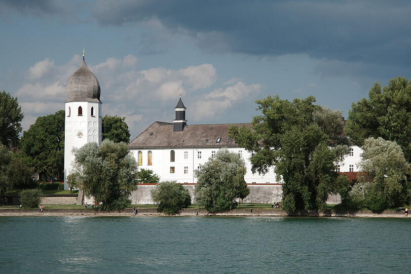 Das Kloster auf der Fraueninsel mit dem markanten Turm - einem Wahrzeichen des Chiemgaus. In der Kirche finden im Sommer die ersten Konzerte der Festspiele Herrenchiemsee statt.