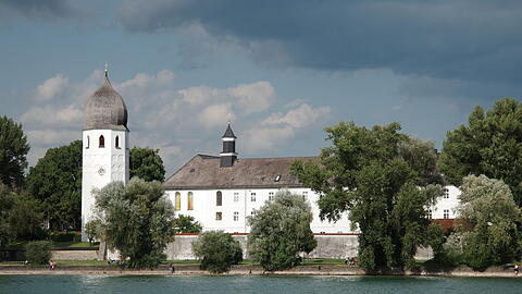 Das Kloster auf der Fraueninsel mit dem markanten Turm - einem Wahrzeichen des Chiemgaus. In der Kirche finden im Sommer die ersten Konzerte der Festspiele Herrenchiemsee statt.