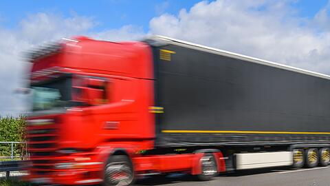 Ein LKW fährt auf der Bundesstraße 87 zwischen Frankfurt (Oder) und Müllrose.