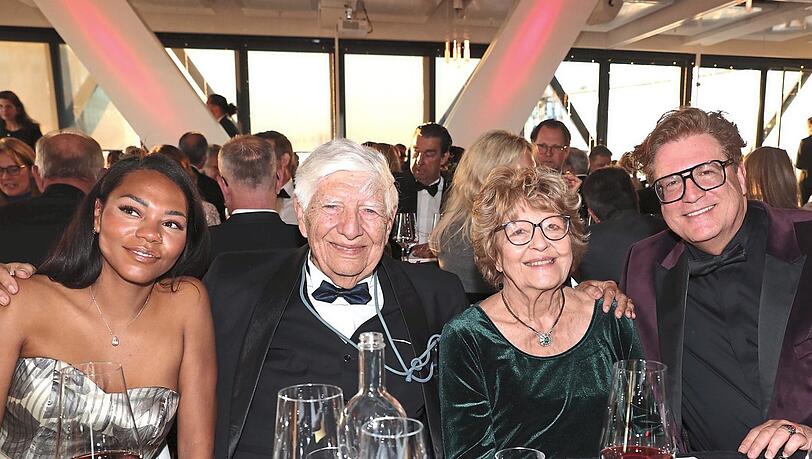 "Geburtstagskind" Francis Fulton-Smith (r.) mit Lebensgef&auml;hrtin Salomea Noemi (l.), Walter Winkelmann und Mutter Patty Fulton-Smith bei seiner Party im Upside East im Werksviertel.