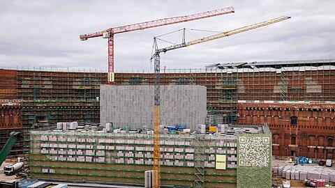 Die Bauarbeiten liegen voll im Zeitplan. Zur Spielzeit 2028/2029 wird das Staatstheater im neuen Opernhaus starten.