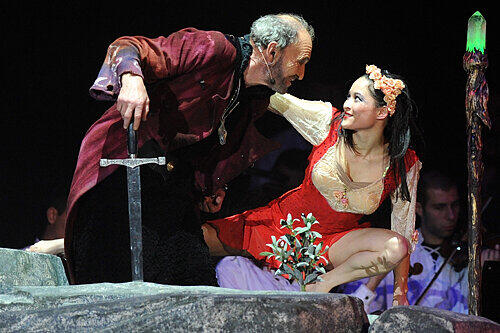Her mit dem Schwert: Michael Mendl als &bdquo;Merlin&ldquo; und Simone Heitinga als &bdquo;Morgaine&ldquo; in der Rockoper &bdquo;Excalibur&ldquo;.