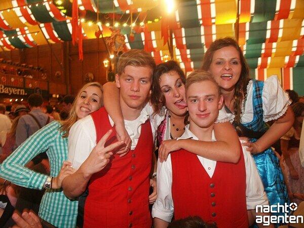 Vor einiger Zeit hat die Münchner Jugend das Schützenfestzelt als ihren Wiesn-Hot-Spot festgelegt. Gleich nach dem Anstich feierten sie dort ausgelassen. Mehr Bilder gibt's auf www.nachtagenten.de