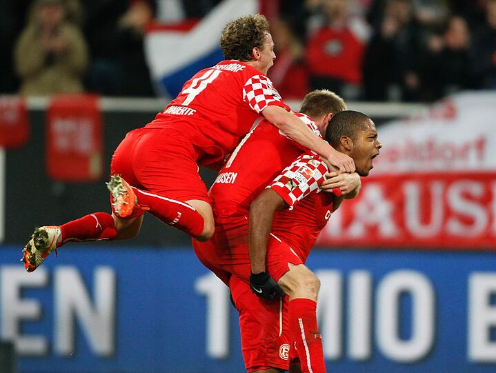 Der Düsseldorfer Charlison Benschop (r) jubelt über das 3:2 mit Julian Schauerte (l) und Axel Bellinghausen (M)