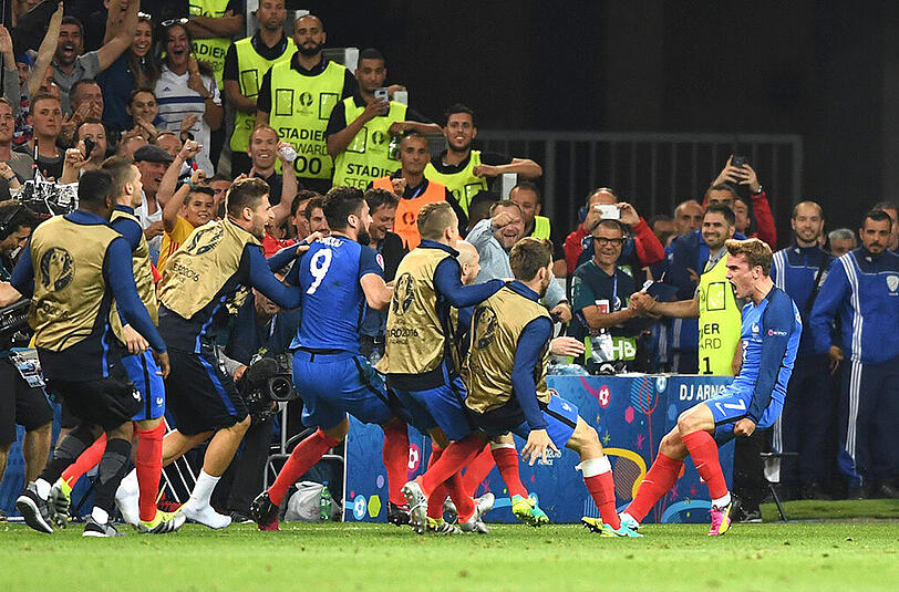 Frankreich jubelt nach dem Treffer von Antoine Griezmann (r) zur zwischenzeitlichen 1:0-Führung gegen Albanien.