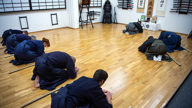 Ehrung der alten Samurai. Die Samurai-Schüler knien vor dem Altar nieder.