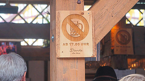 Ein durchgestrichener Maßkrug mitten auf der Wiesn: "Ab 17 Uhr" steht auf dem hölzernen Bierverbotsschild. Und kleiner darunter: "Danke, Euer
Werner." Was nach Satire ausschaut, ist Realität im Biergarten des Wiesnzeltes Zur Bratwurst.